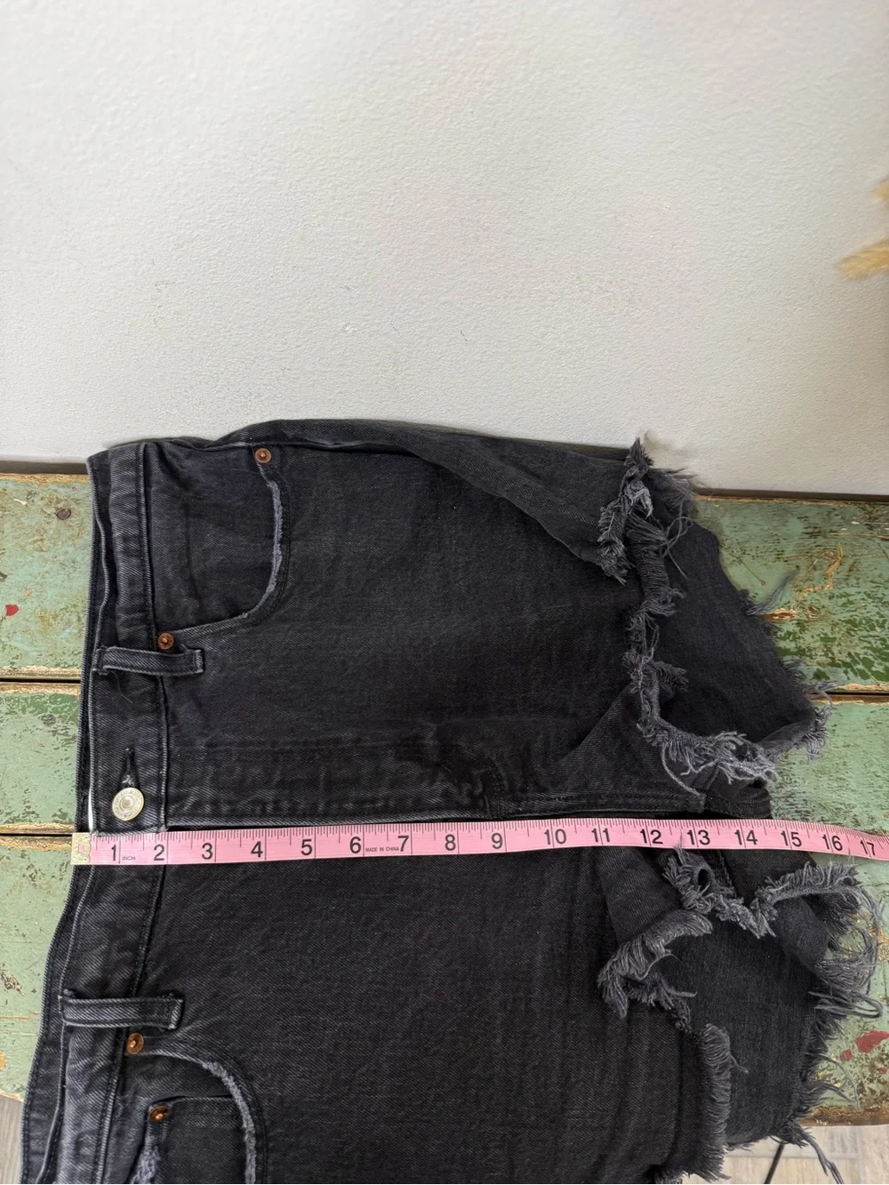 Abercrombie & Fitch CURVE LOVE  The Mom Short High Rise Washed Black 32 Cotton
